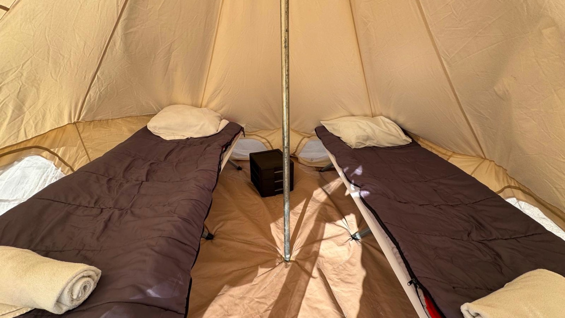 Baja Glamp Tent Iceland-Mountain-hut-dinner