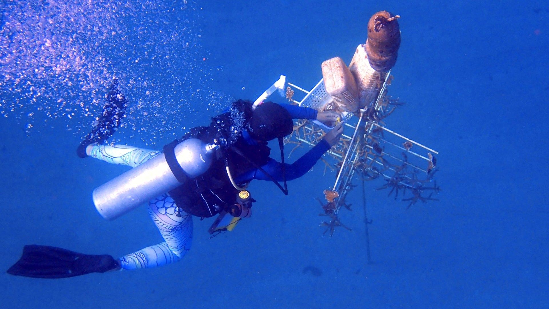 Roatan SCUBA Diving Women